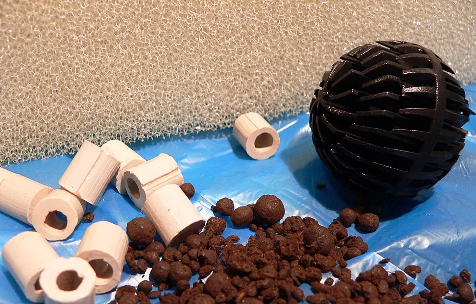 Ceramic rings, sponge and other aquarium filter media